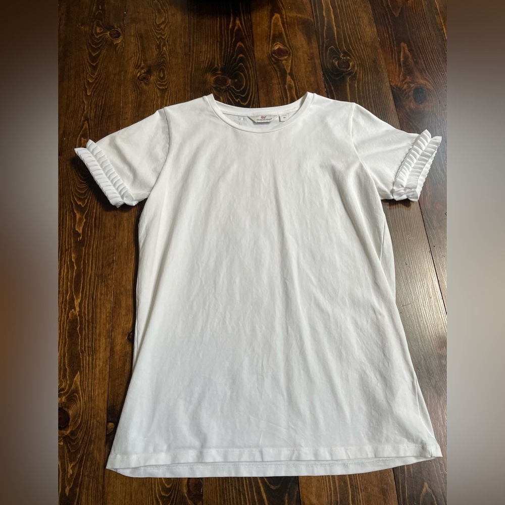 Vineyard vines white short sleeve top detailed sleeves